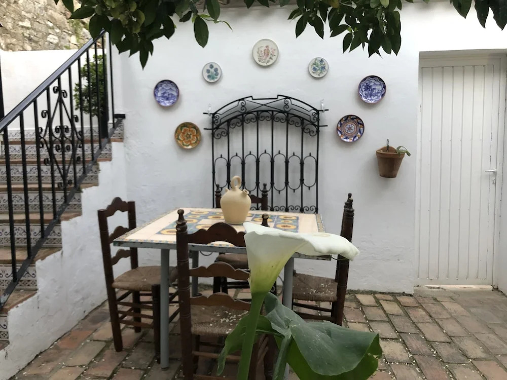 El Estanque y El Almendro