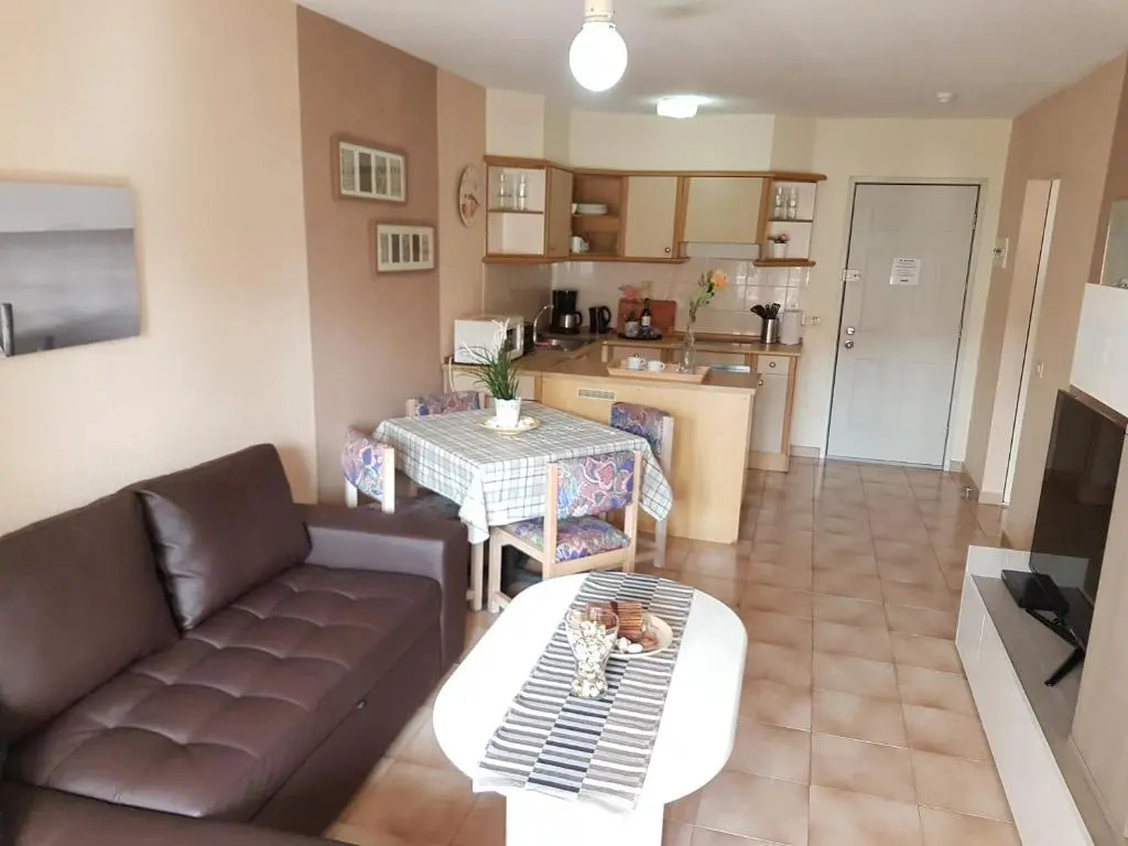 Castle Harbour with heated pool, only 700 meters to the beach, Wifi, balcony
