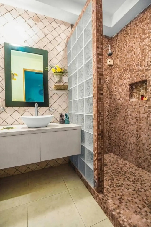 Dream Location! 2BR Near Beach+clubs!! Sleeps 6!!