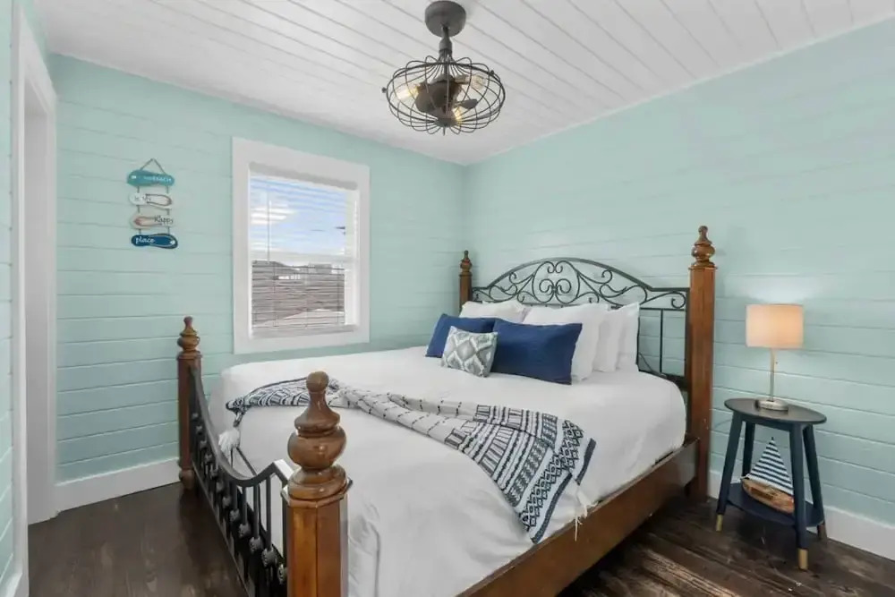 Newly Renovated 2 Bedroom Beach House Free Parking