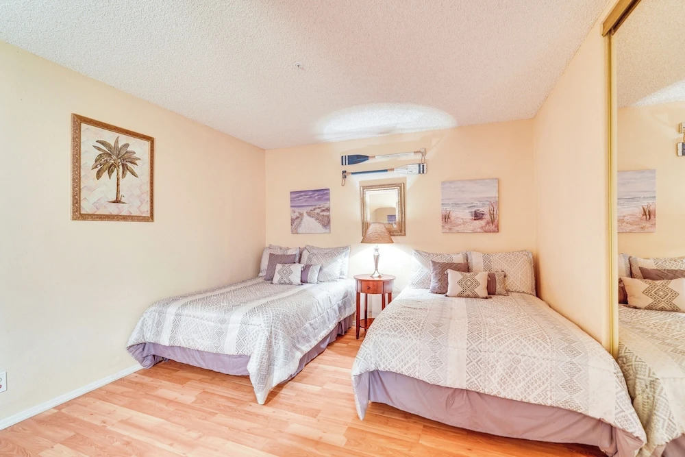 Walk to Golf & Beach: Queens Bay Resort Condo