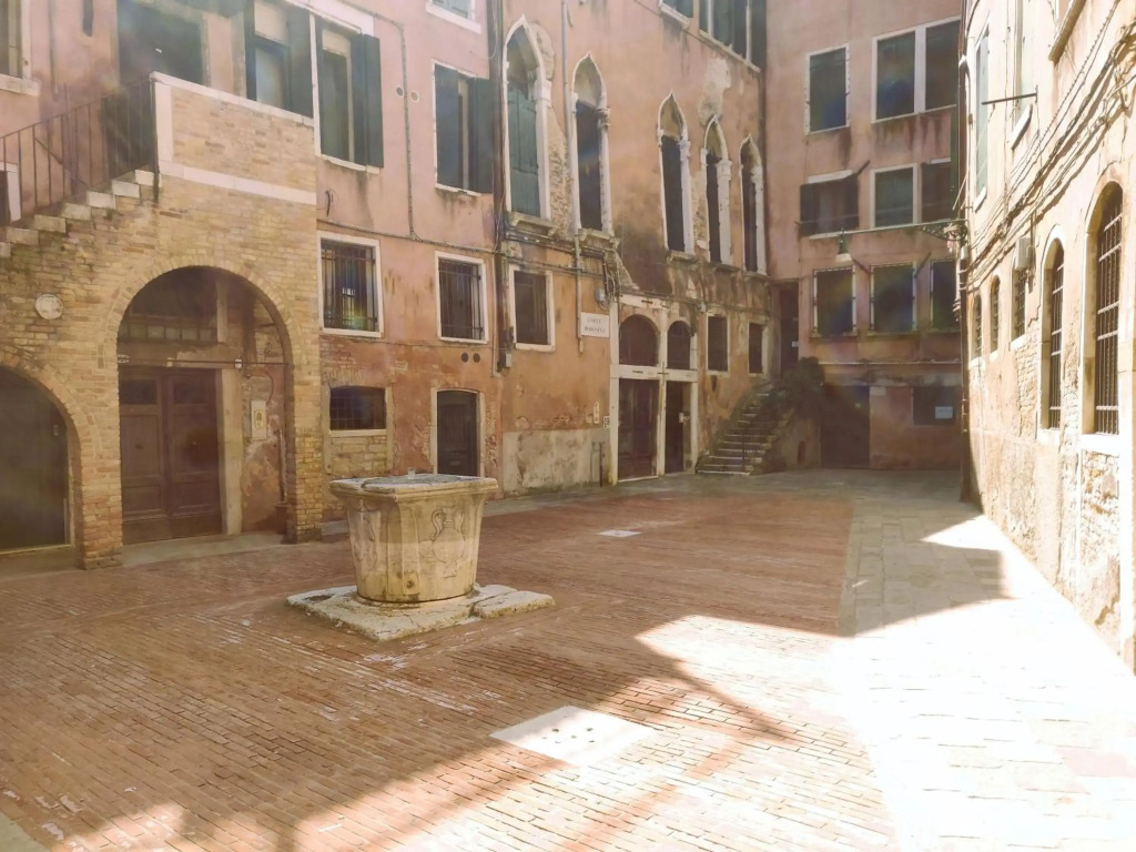 Charming large palazzo in center Venice for up to 9 people