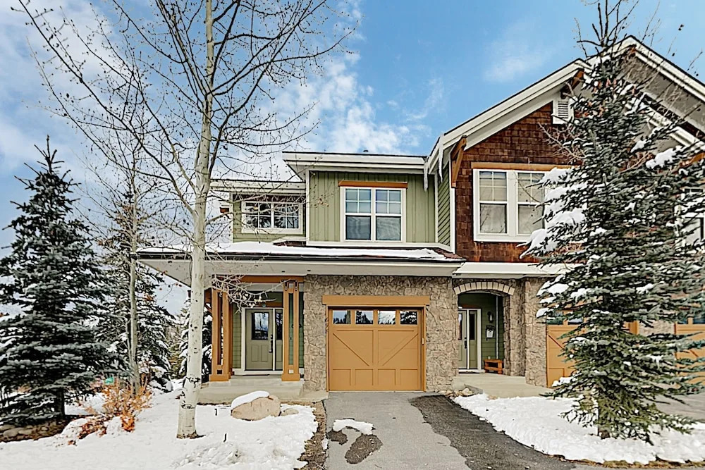 Classy W/ Private Hot Tub & Garage 3 Bedroom Condo