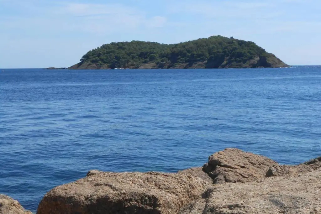 Particulier loue T3 en rez de jardin à 30 mètres de la plage avec un double box