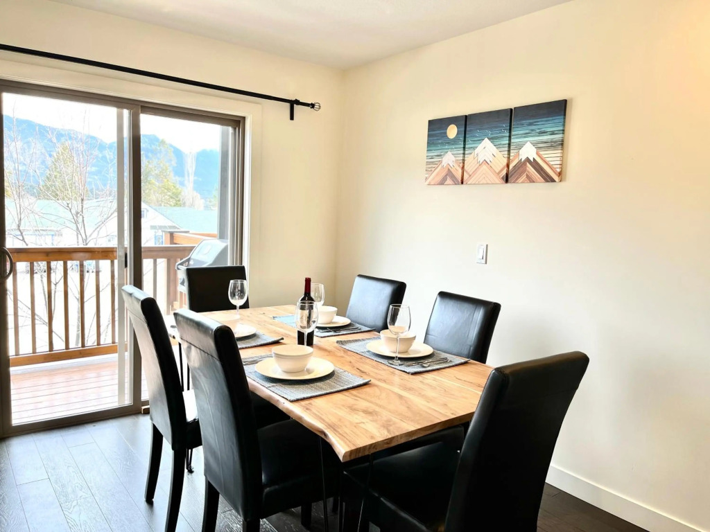 Perfect base Invermere 3bd townhouse mt views with garage