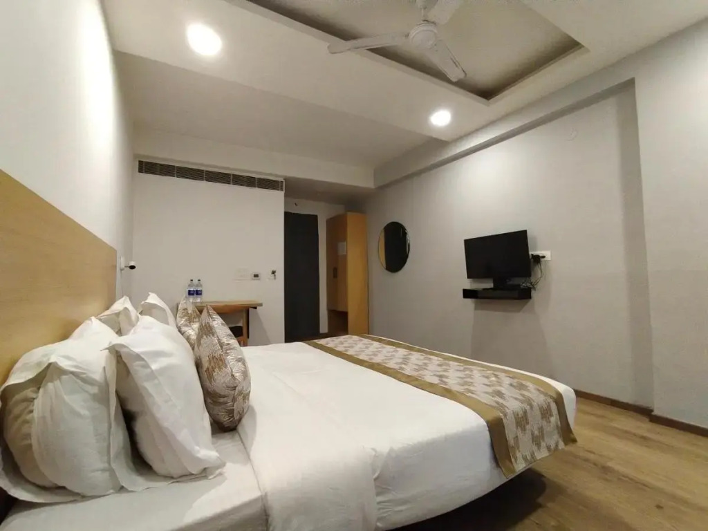 Saltstayz Express - Medicity Near Medanta Hospital
