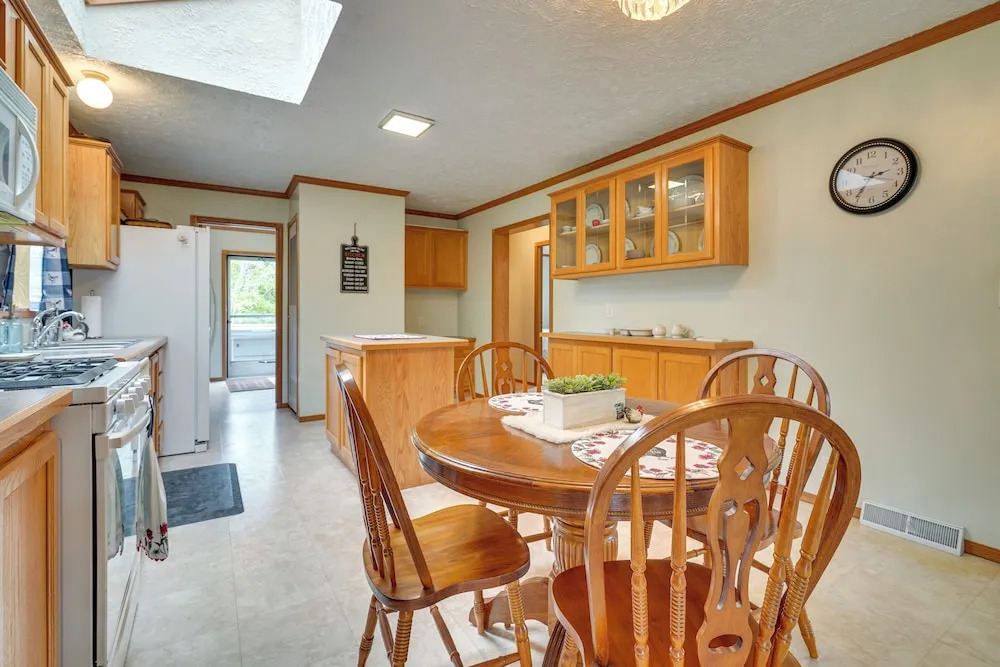 Serene Zanesville Getaway: Hot Tub, 2 Decks!