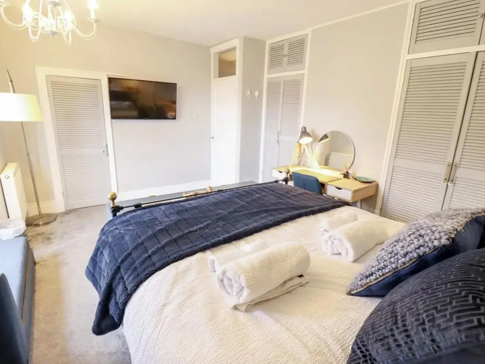 Luxury Lincoln Home - Sleeps 8 - Hot Tub - Pets