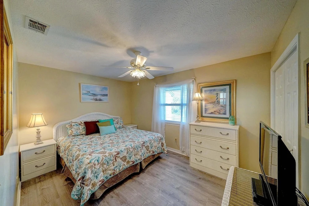 206 White Sandy-pet Friendly