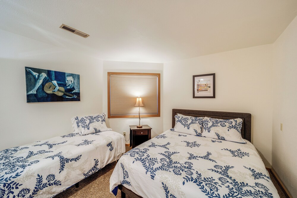 Modern Retreat w/ Hot Tub - Steps to Lake Chelan!
