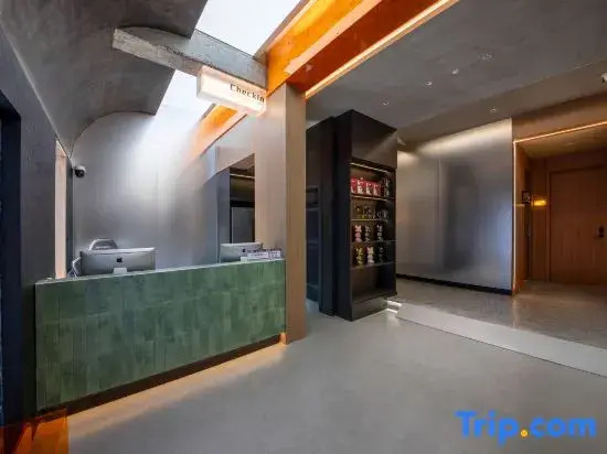 Sea of Flowers Esports Hot Spring Hotel (Dujiangyan Nanqiao Branch)