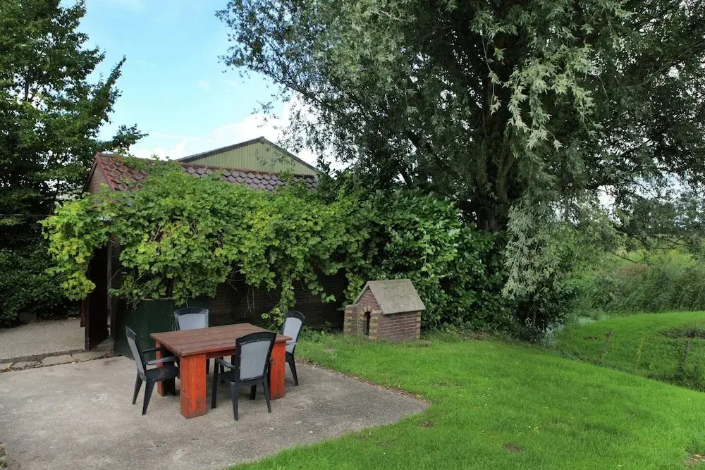 Farmhouse in Oosterwijk by River Linge