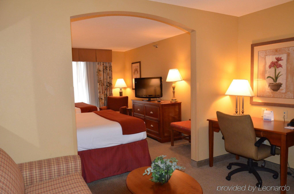 Holiday Inn Express & Suites Bloomington by IHG