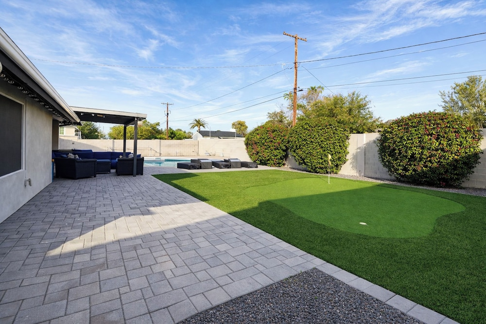 Phoenix Modern Retreat w/ Pool & Putting Green