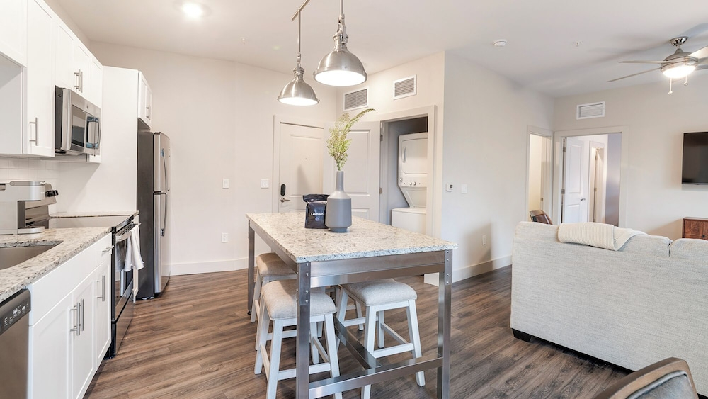 Landing Apartments near Sand Lake - Universal