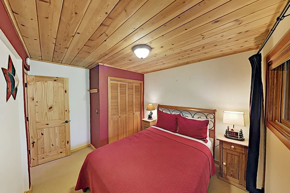 Roomy Forest-view W/ Private 2-car Garage 4 Bedroom Home