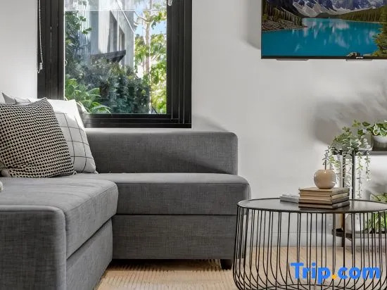Beautiful Boutique Home wit Parking near QV Market