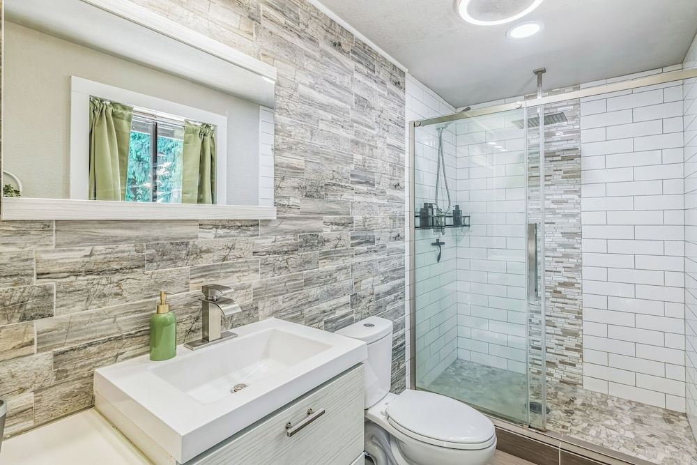 Modern Forest Escape, Near Lake Stevens & Hikes