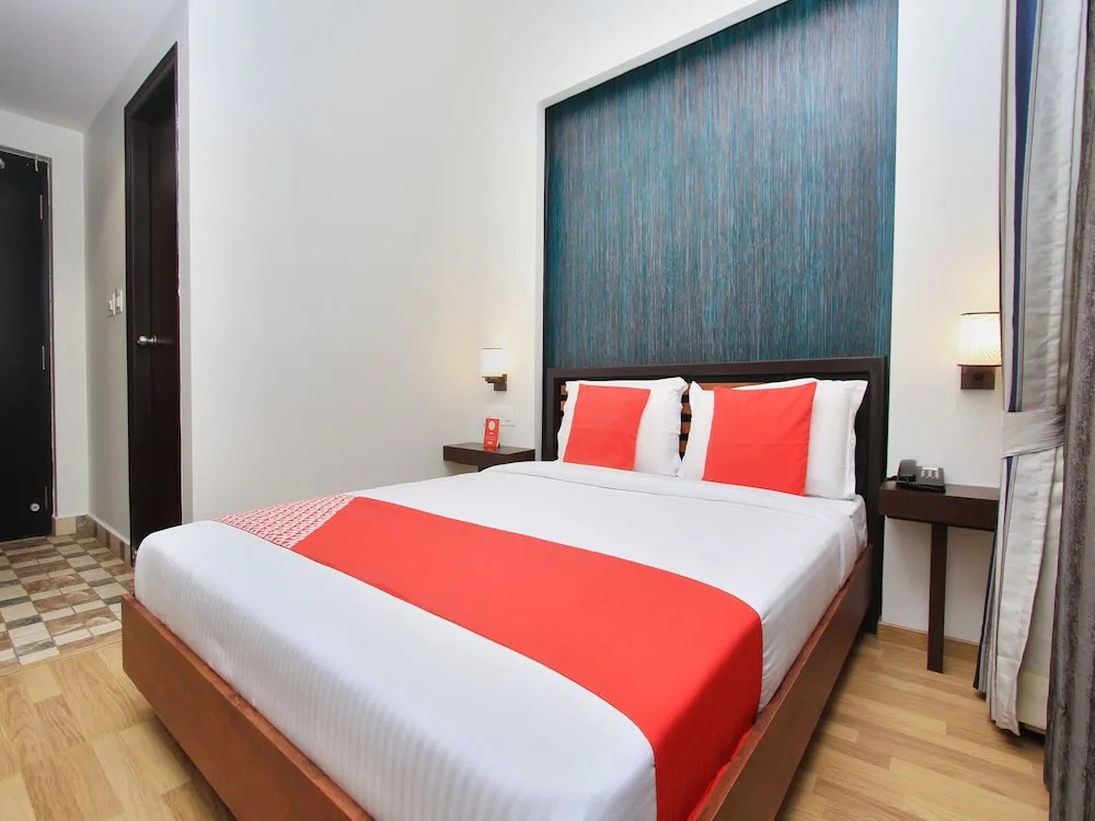 OYO 13090 Astor Hotel