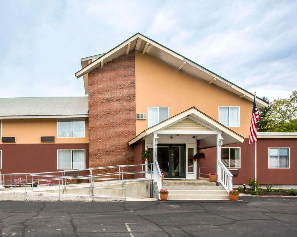 Econo Lodge Lakes Region