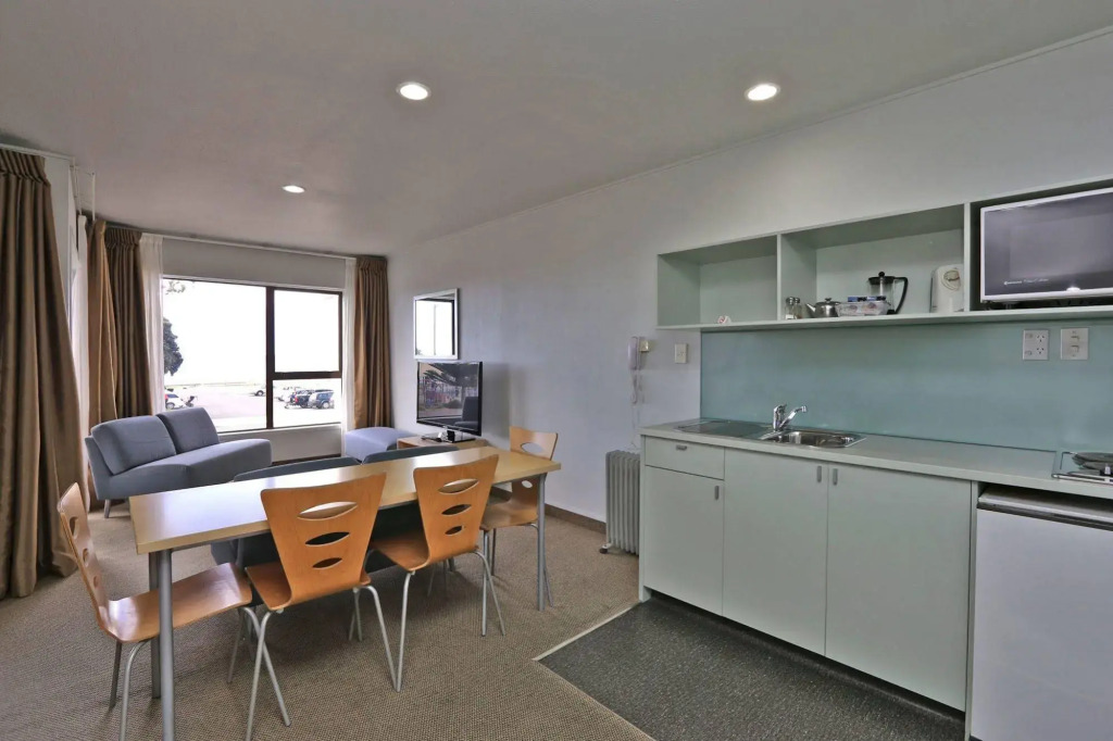Edgewater Motor Lodge