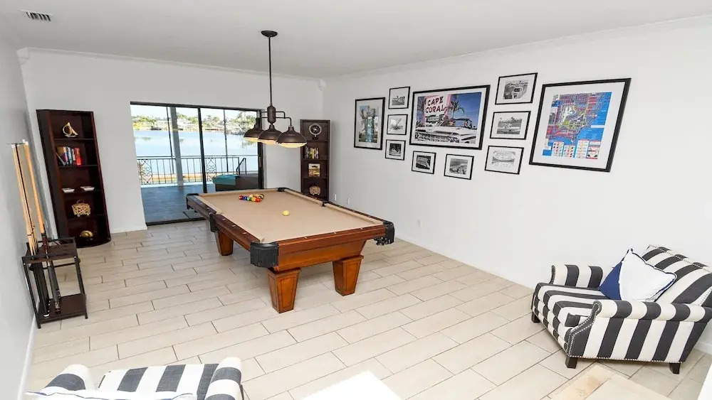 Amazing - 4 Bed Billiard Table Luxury Canal Pool