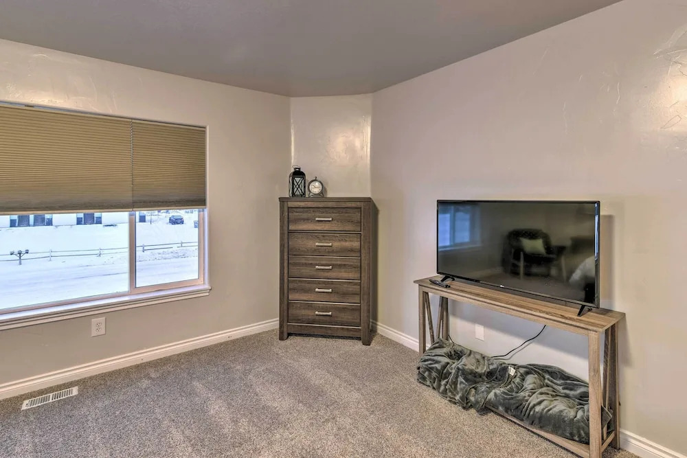 Cozy Anchorage Townhome < Half Mile to Jewel Lake!