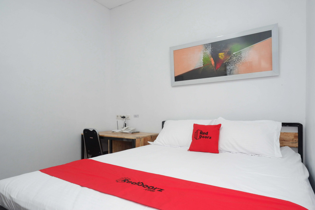 RedDoorz Plus near Patung Kuda Undip