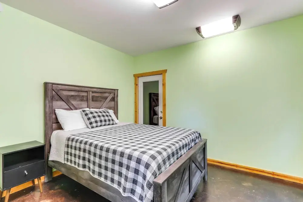 Deck & Private Hot Tub: Cabin in Ellijay!