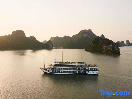 La Casta Cruise Luxury Ha Long Bay Experience Private Cabin with Ocean View Balcony and Bathtub
