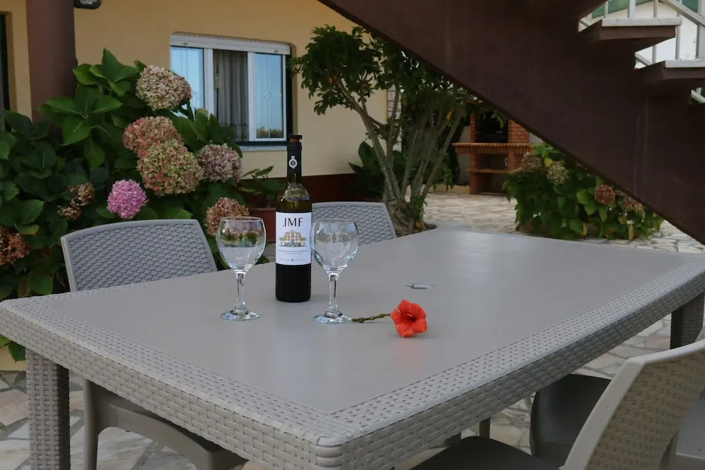 3 Bedroom Apartment in a Ground Floor of a Vila Wseparate Kitchen Living Room