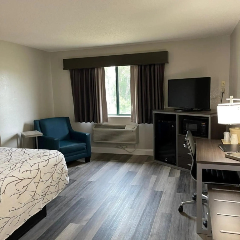 HomeTown Inn & Suites