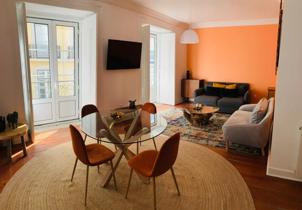 Spacious 1 bedroom apartment with a Parking Spot in Chiado