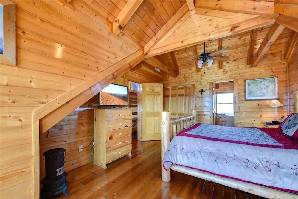 Mountaintop Lodge - Eight Bedroom Cabin