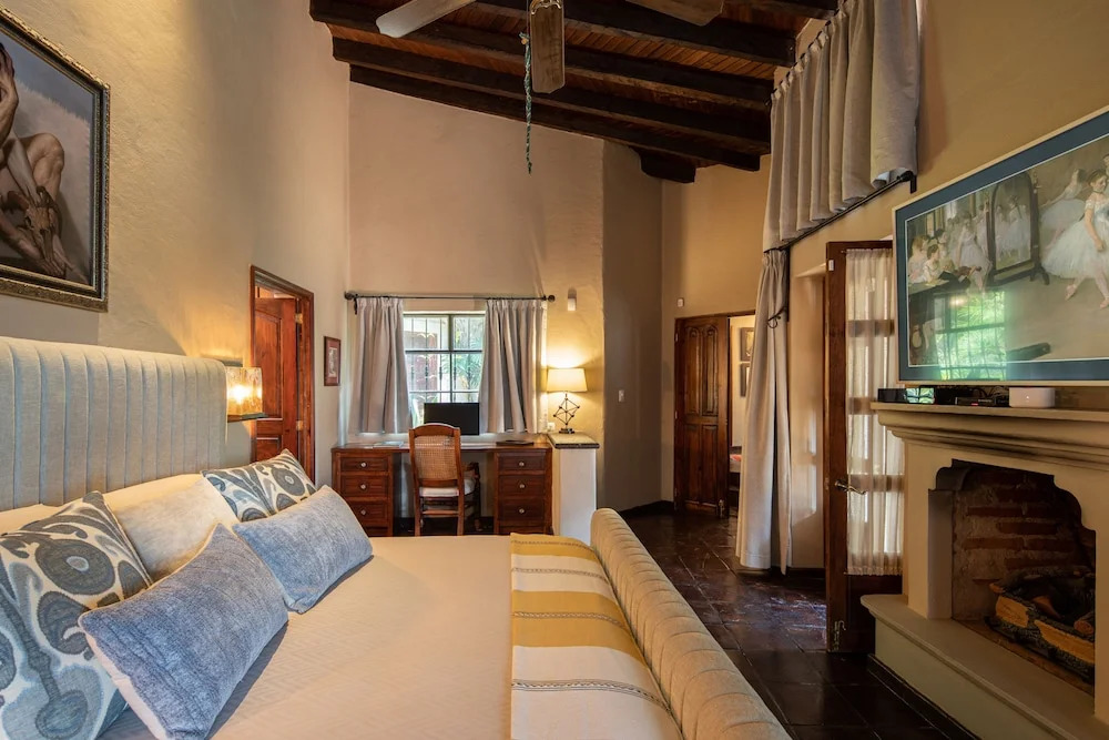 HOLT - Classic Chalet with Pool Overlooking Parroquia