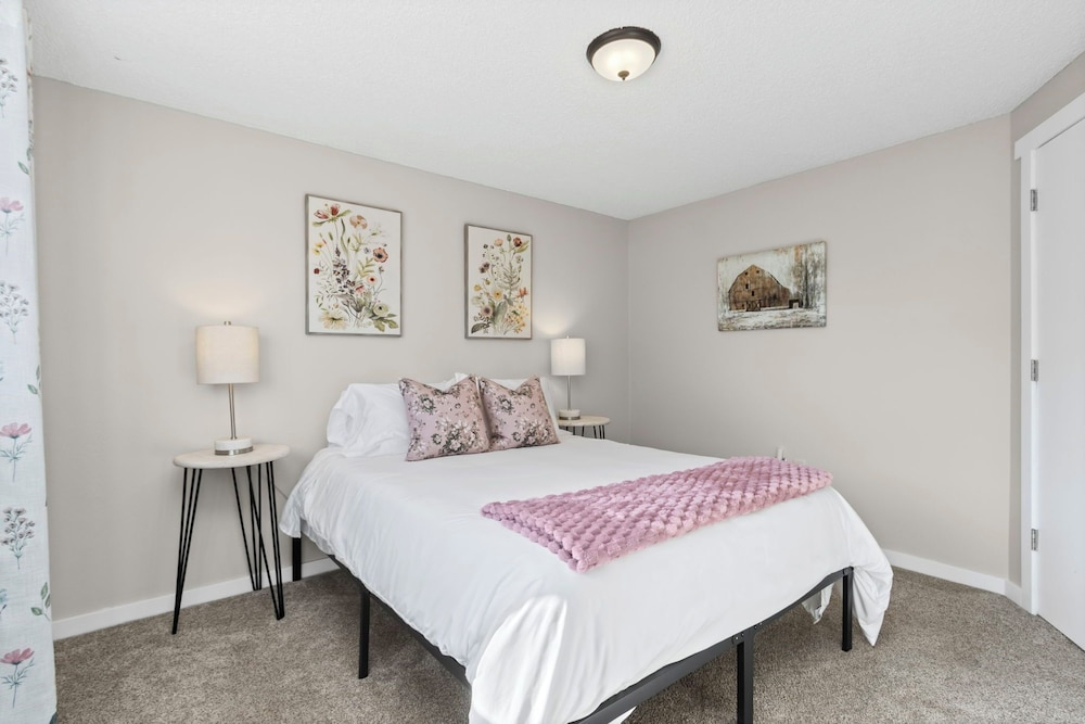 Chimney Park Retreat King Suite + Fenced Yard