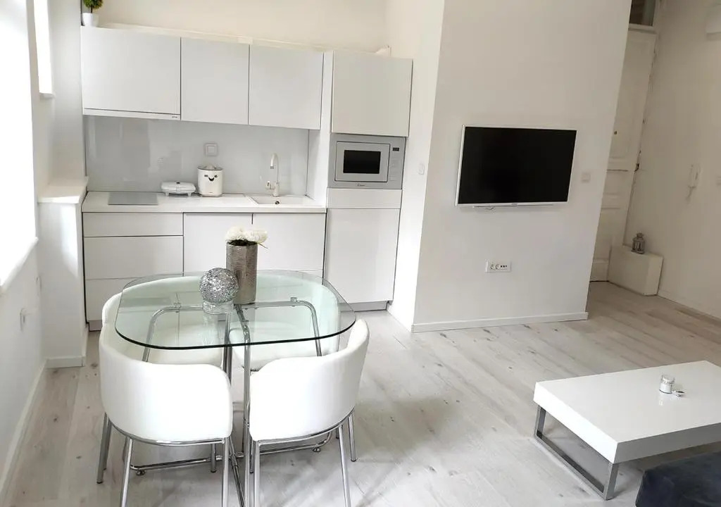 "Shine"Apartment-right on the Main Square 2BDR New Historic Property