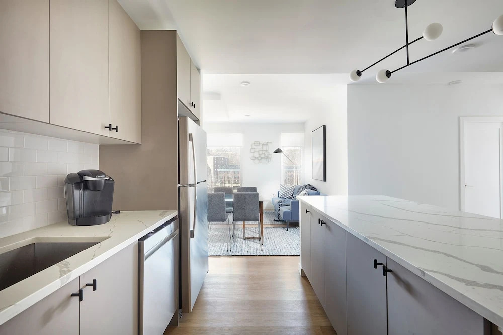 Modern 3 BR Loft -shared Deck - gym - Mins to NYC