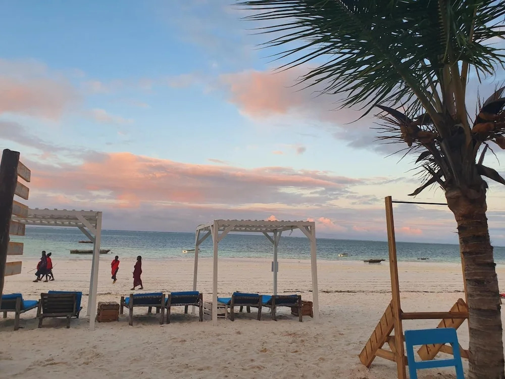 Отель La Base Beach