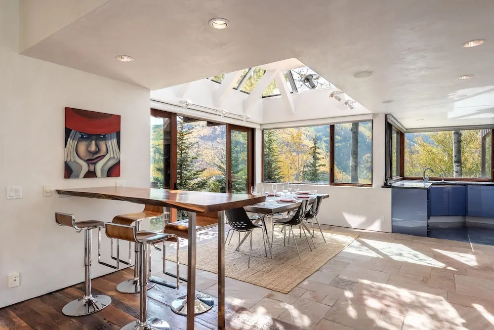 Cliffside Stunning, Luxury 4 BR Min to Skiing!