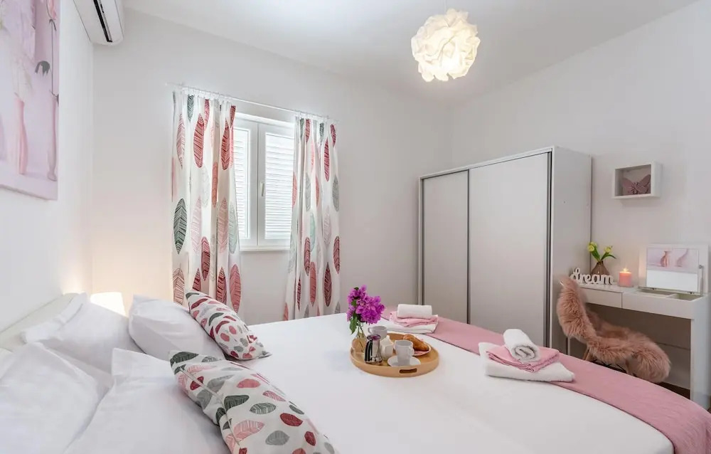 Nice Apartment in Milna With 1 Bedrooms and Wifi