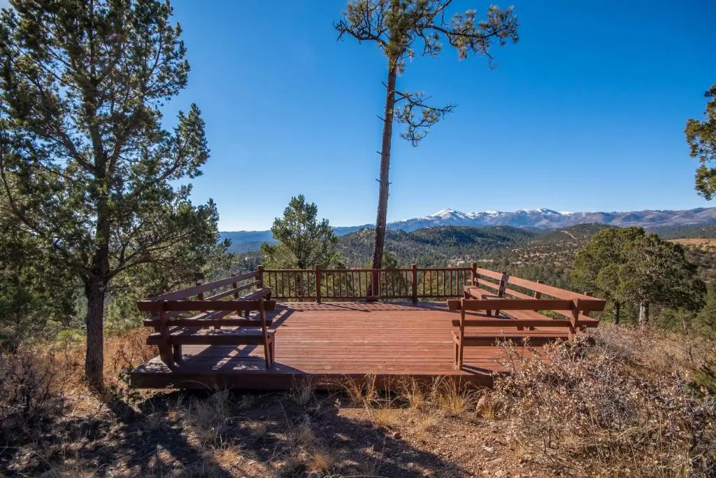 Blue Lake Lodge, 7 Bedrooms, Sleeps 18, Pet Friendly, Hot Tub, Views