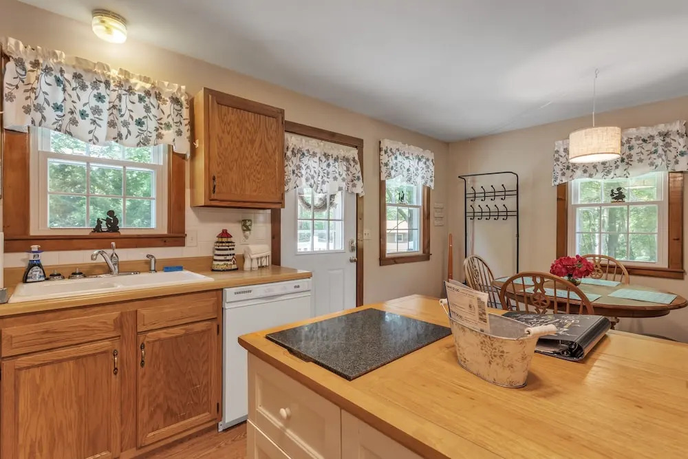 Cozy Bungalow Just Minutes From Mystic, Westerly Beaches, Boating And Casinos! 1 Bedroom Bungalow by RedAwning
