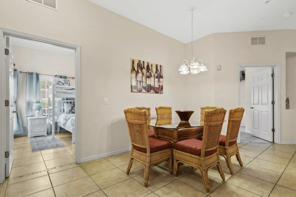 Ground floor unit lake view, best location, Davenport, US