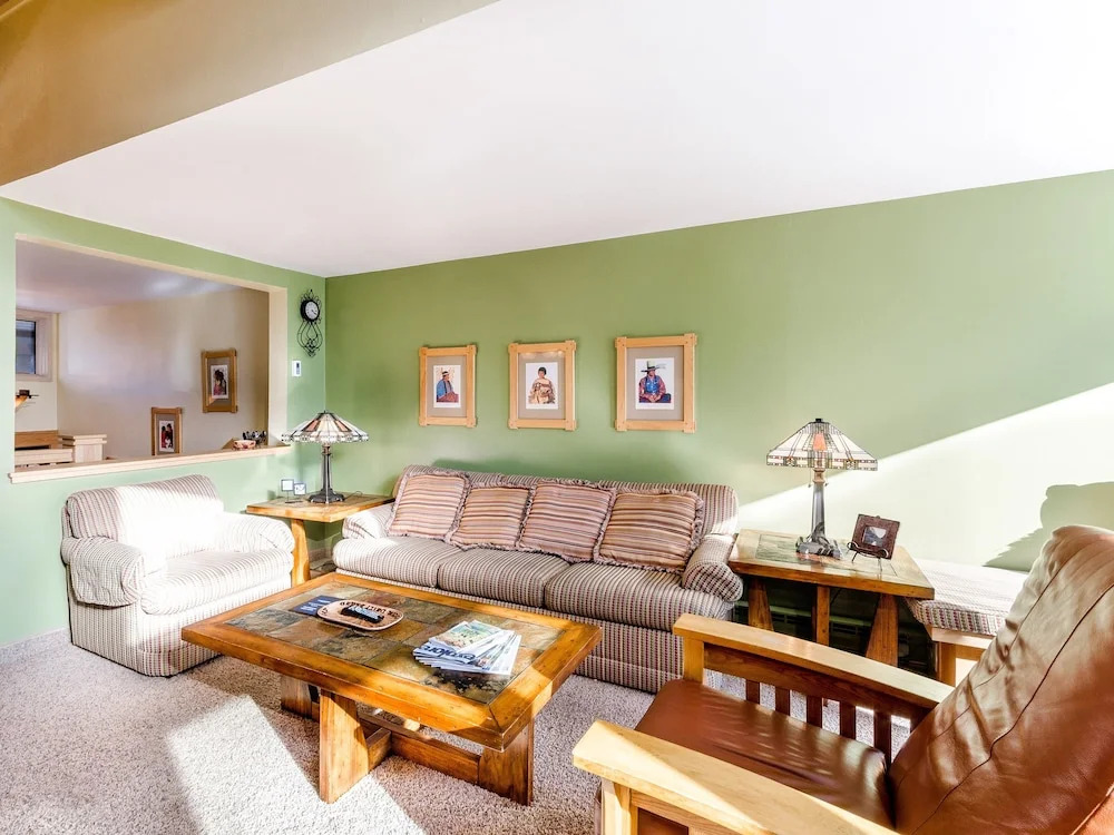 Bright & Cozy Mountainside -pool & Hot Tub 2 Bedroom Condo