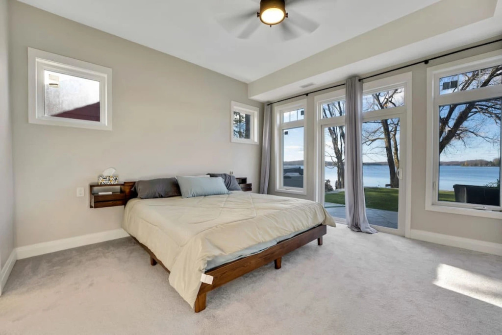Luxury Cottage overlooking Wollaston Lake-Hot tub