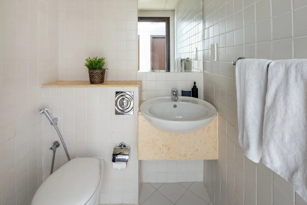 Bright & Lively 1BR Apartment With Marina Views
