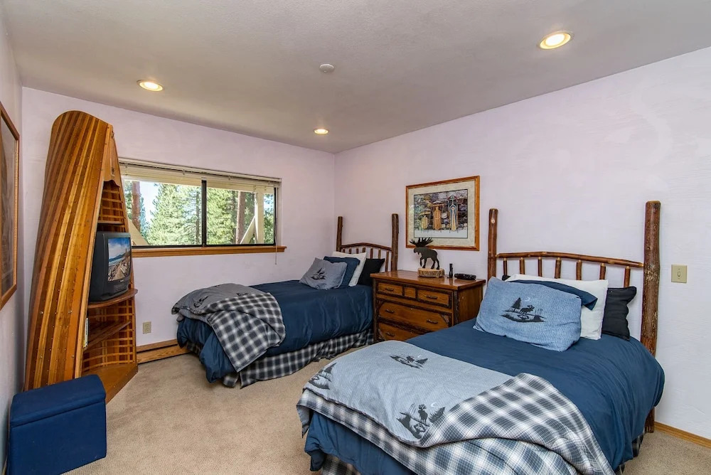 Roomy 5br W/ Hot Tub, Lake View & Beach Access 5 Bedroom Home