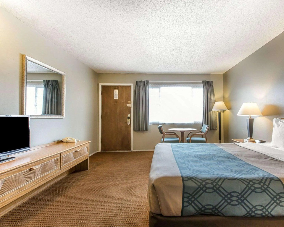 Econo Lodge Inn & Suites Yreka