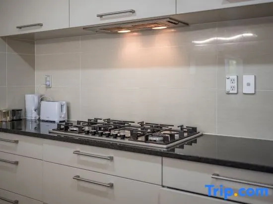 Waterfront Villa Near Ikea and Sylvia Park